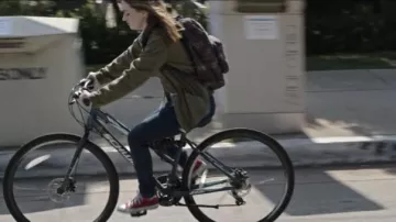 Converse rouge chuck taylor low sneakers porté par Marie (Kaitlyn Dever) dans Incroyable (S01E08)
