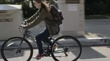 Converse red chuck taylor low sneakers worn by Marie (Kaitlyn Dever) in Unbelievable (S01E08)