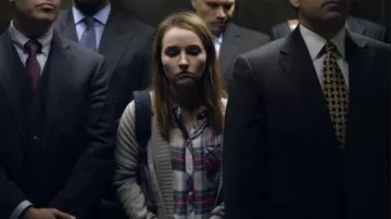 Botón de cazador de rieles en la parte superior usado por Marie (Kaitlyn Dever) en Unbelievable Temporada 1 Episodio 8