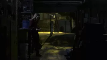 Steve Madden botas negras de mujer con cordones usada por Marie (Kaitlyn Dever) en Unbelievable Temporada 1 Episodio 8