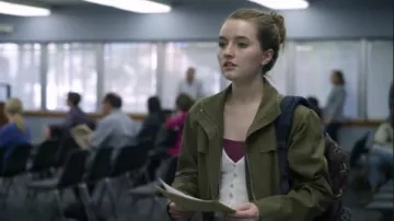 GB botón delantero manga larga cuello en V cuello lechuga top usado por Marie (Kaitlyn Dever) en Unbelievable Temporada 1 Episodio 8