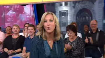 Rebecca Taylor, serpent-impression tie-cou à manches longues robe de soie porté par Lara Spencer sur Good Morning America Week-end du 13 SEPTEMBRE 2019