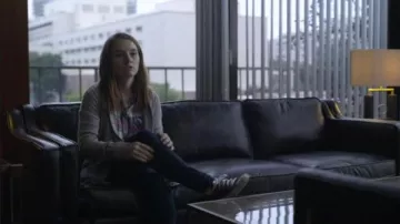 Converse noir chuck taylor low sneakers porté par Marie (Kaitlyn Dever) dans l'Incroyable Saison 1 Épisode 8