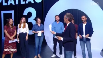 Le pantalon bleu marine porté par Alison Wheeler dans Quotidien