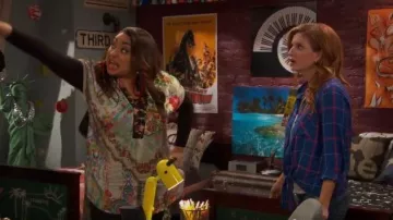 Camisa frontal a cuadros Sanctuary Blue usada por Chelsea Grayson (Anneliese van der Pol) en Raven's Home (Temporada03-Episodio06)