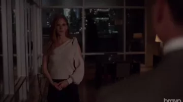 Brunello Cucinelli one shoulder tie detailed cotton sweater worn by Donna Paulsen (Sarah Rafferty) in Suits Season 9 Episode 8