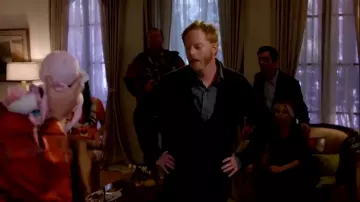Noir Cardigans porté par Mitchell Pritchett (Jesse Tyler Ferguson) dans la Famille Moderne (S11E01)