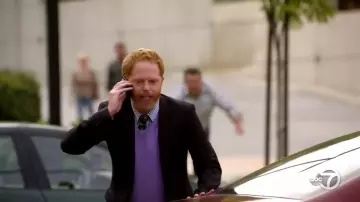 Violet Pull porté par Mitchell Pritchett (Jesse Tyler Ferguson) dans la Famille Moderne (S11E01)