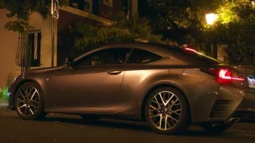 La Lexus RC 300h F Sport de 2015 conduite par Nico (Manu Payet) dans Sous le même toit