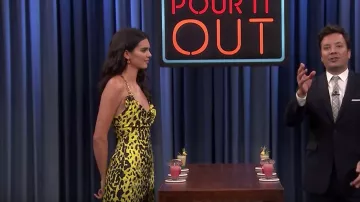 Versace Robe Jaune de la station de 2020 collection porté par Kendall Jenner dans Le Tonight Show Starring Jimmy Fallon