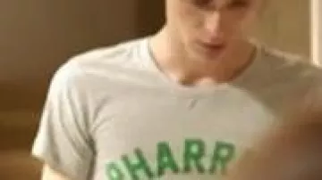 T-shirt de Bart Vallorta (Hector Langevin) dans Demain nous appartient (S01E17)