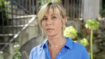 El collar de oro con una medalla y tríos de bolas de oro usadas por Clotilde Baron (Mathilde Seigner) en la serie Time is Assassin