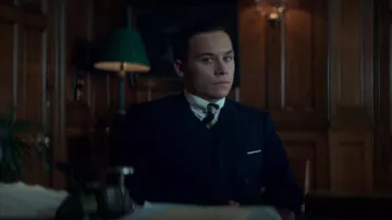 Le costume rayé de Michael Gray (Finn Cole) dans Peaky Blinders (S05E03)