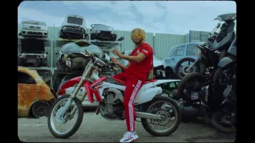 La camiseta del Bayern Múnich que lució Zola en su clip Fuckboi