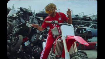 La paire de lunettes Dior jaune portée par Zola dans son clip Fuckboi