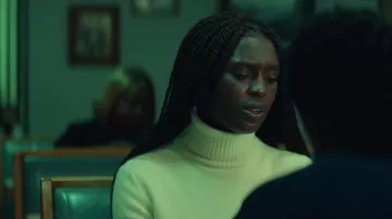 Pull à col Roulé jaune porté par la Reine (Jodie Turner-Smith) dans la Reine & Slim