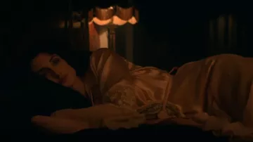 Camisón rosa de Lizzie (Natasha O'Keeffe) en Peaky Blinders (S05E03)