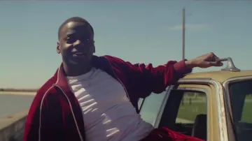 Rouge Survêtement porté par Slim (Daniel Kaluuya) dans la Reine & Slim