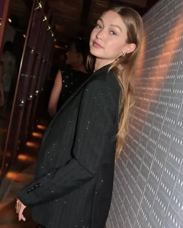 La chaqueta de Jelena Noura "Gigi" Hadid en la cuenta de Instagram de @gigi.hadid.news