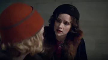 El sombrero negro de Ada Shelby (Sophie Rundle) en Peaky Blinders Temporada 5 Episodio 3