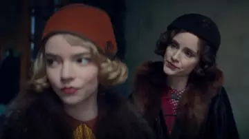 The coat with fur Ada Shelby (Sophie Rundle) in Peaky Blinders Season 5 Episode 3
