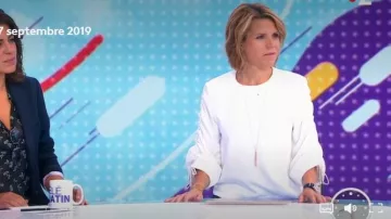 La parte superior ecru cuello redondo y espalda con cremallera Ba&sh usada por Laura Tenoudji en Télématin el 17.09.2019