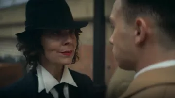 The blouse with collar double of Polly Gray (Helen McCrory) in Peaky Blinders Season 5 Episode 2