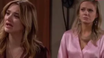 Kendra Scott Elora Hoop Boucles d'oreilles portées par Abby Newman (Melissa Ordway) comme on le voit sur les Jeunes et Les Agités du 16 septembre 2019