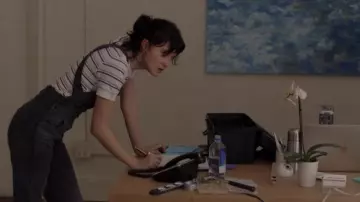 Frame '70s Striped Fitted Tee usado por Whitney Solloway (Julia Goldani Telles) en The Affair Temporada 5 Episodio 4