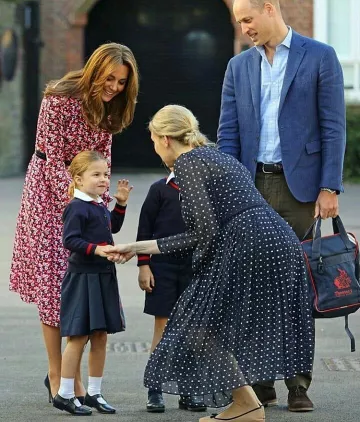 Uniforme Perry Thomas's Battersea Lower School Rucksack Navy/ rojo / logotipo usado por la princesa Charlotte Primer día de clases 5 de septiembre de 2019
