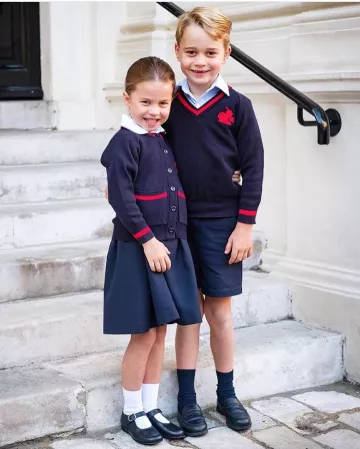 Perry Uniforme Thomas Battersea Logo Chandail porté par le Prince George Premier Jour de la rentrée Scolaire le 5 septembre 2019