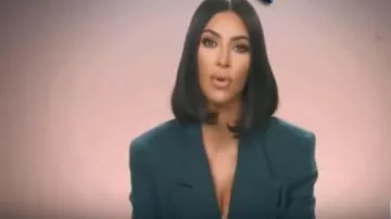 Blazer de cuello en V profundo de GIVENCHY usado por (Kim Kardashian) en Keeping Up with the Kardashians Temporada 17 Episodio1
