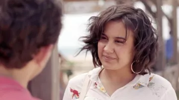 The short-sleeved shirt with patterns "parrots" worn by Nour Bediar (Sahelle of Figueireido) in Tomorrow belongs to us (S01E549)