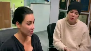 Sudadera recortada de cuello alto de peluche de óxido mal guiada usada por (Khloé Kardashian) en Keeping Up with the Kardashians Temporada 17 Episodio1