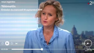 Camisa de seda azul de Caroline Roux en Télématin les 4 vérités el 18.09.2019