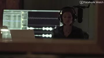 Bleu yeticaster studio de Lia Haddock (Jessica Biel) dans Limetown (S01E01)