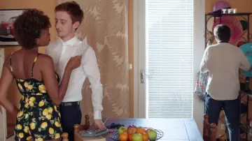 Yellow dress with lemon (Jenny Mendoza) in Tomorrow belongs to us (S01E39)