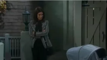 Joie Elzie Caviar Estampado Blusa de seda usada por Hope Brady (Kristian Alfonso) como se ve en Days of Our Lives 17 de septiembre de 2019