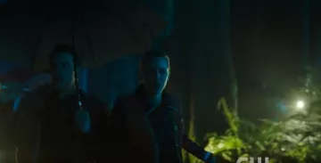 Cérémonie d'ouverture Noir spongieux track veste portée par Betty Cooper (Lili Reinhart) à Riverdale la Saison 4 de la Remorque