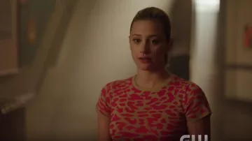 J. O. A. Rose Léopard à manches courtes pull porté par Betty Cooper (Lili Reinhart) à Riverdale la Saison 4 de la Remorque 