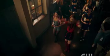 Devinez Pointe Brute du Denim, barboteuse porté par Toni Topaze (Vanessa Morgan) à Riverdale la Saison 4 de la Remorque