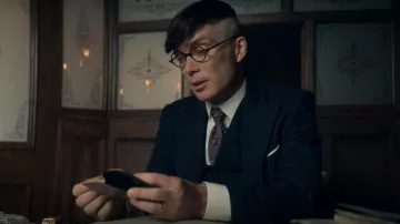 The suit jacket vintage Tommy Shelby (Cillian Murphy) in Peaky Blinders (S05E04)