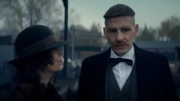 The bow tie Arthur Shelby (Paul Anderson) in Peaky Blinders (S05E04)