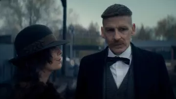 Le costume 3 pièces porté par Arthur Shelby (Paul Anderson) dans