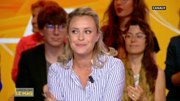 La camisa blanca con rayas azules usada por Isabelle Moreau en L'Info du vrai 