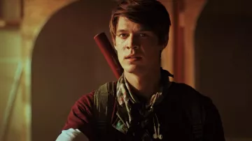 Le foulard camouflage Bape de Josh Wheeler (Colin Ford) dans Daybreak (S01E01)