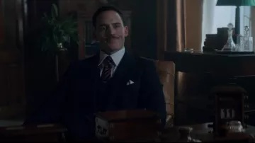 Corbata a rayas vintage de Oswald Mosley (Sam Claflin) en Peaky Blinders (S05E03)