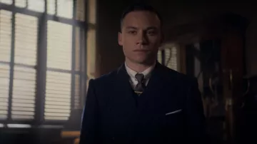 La cravate rayée de Michael Gray (Finn Cole) dans Peaky Blinders (S05E04)