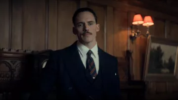 The blue tie striped of Oswald Mosley (Sam Claflin) in Peaky Blinders (S05E04)