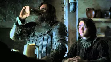 Mug/cup in the horn of Arya Stark (Maisie Williams) in Game of Thrones (S04E01)